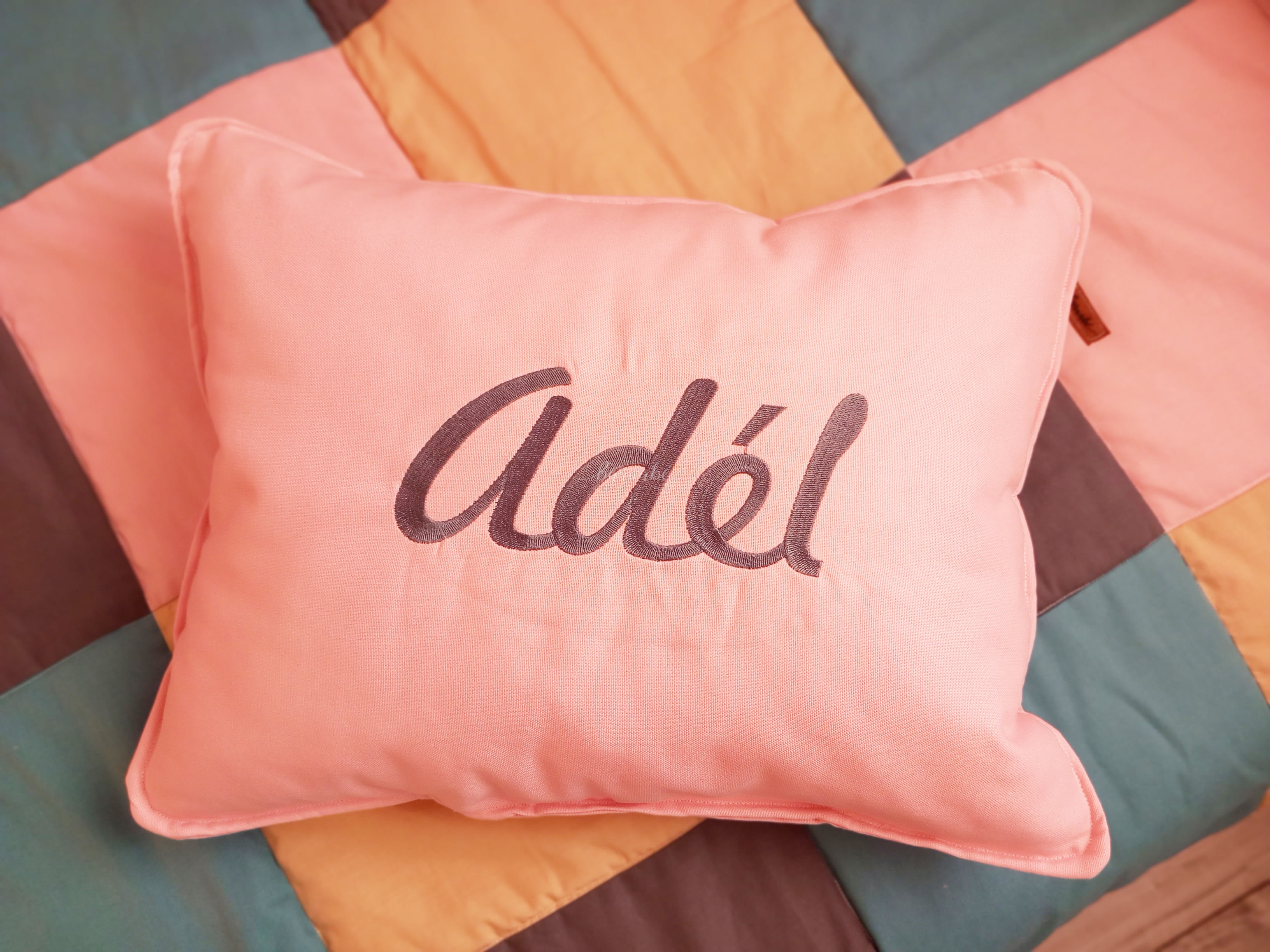 Névvel hímzett párna